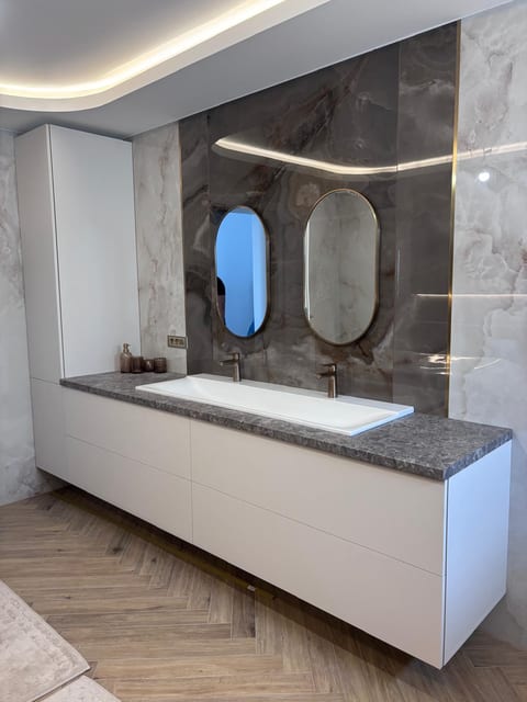 Mobilier de baie alb cu corp suspendat, dulap înalt și lavoar dublu