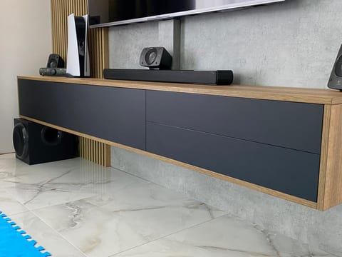 Comodă TV suspendată cu fronturi antracit și ramă cu decor de lemn